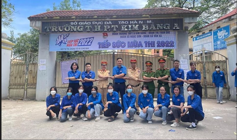 Đoàn thanh niên Công ty Xi măng Bút Sơn phối hợp với Đoàn thanh niên - Hội phụ nữ Công an huyện Kim Bảng tổ chức chương trình “ Tiếp sức mùa thi “ năm 2022