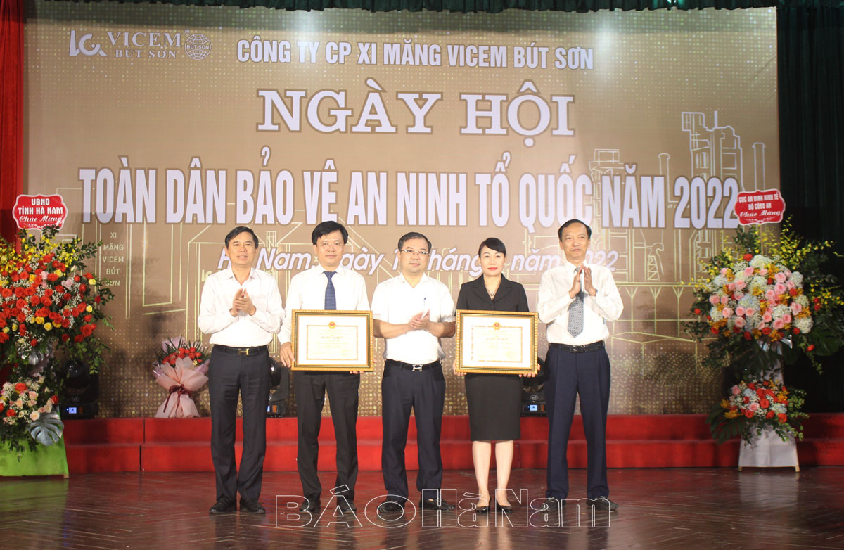 Các tập thể, cá nhân Công ty Cổ phần Xi măng Vicem Bút Sơn có thành tích xuất sắc trong phong trào toàn dân bảo vệ an ninh Tổ quốc được tặng Bằng khen của UBND tỉnh.