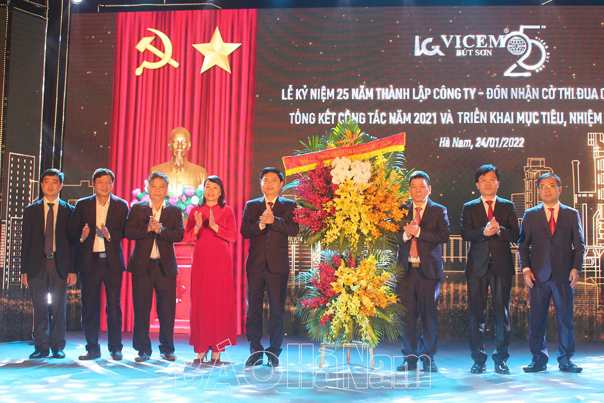 Công ty Cổ phần Xi măng Vicem Bút Sơn kỷ niệm 25 năm thành lập và đón nhận Cờ thi đua của Chính phủ
