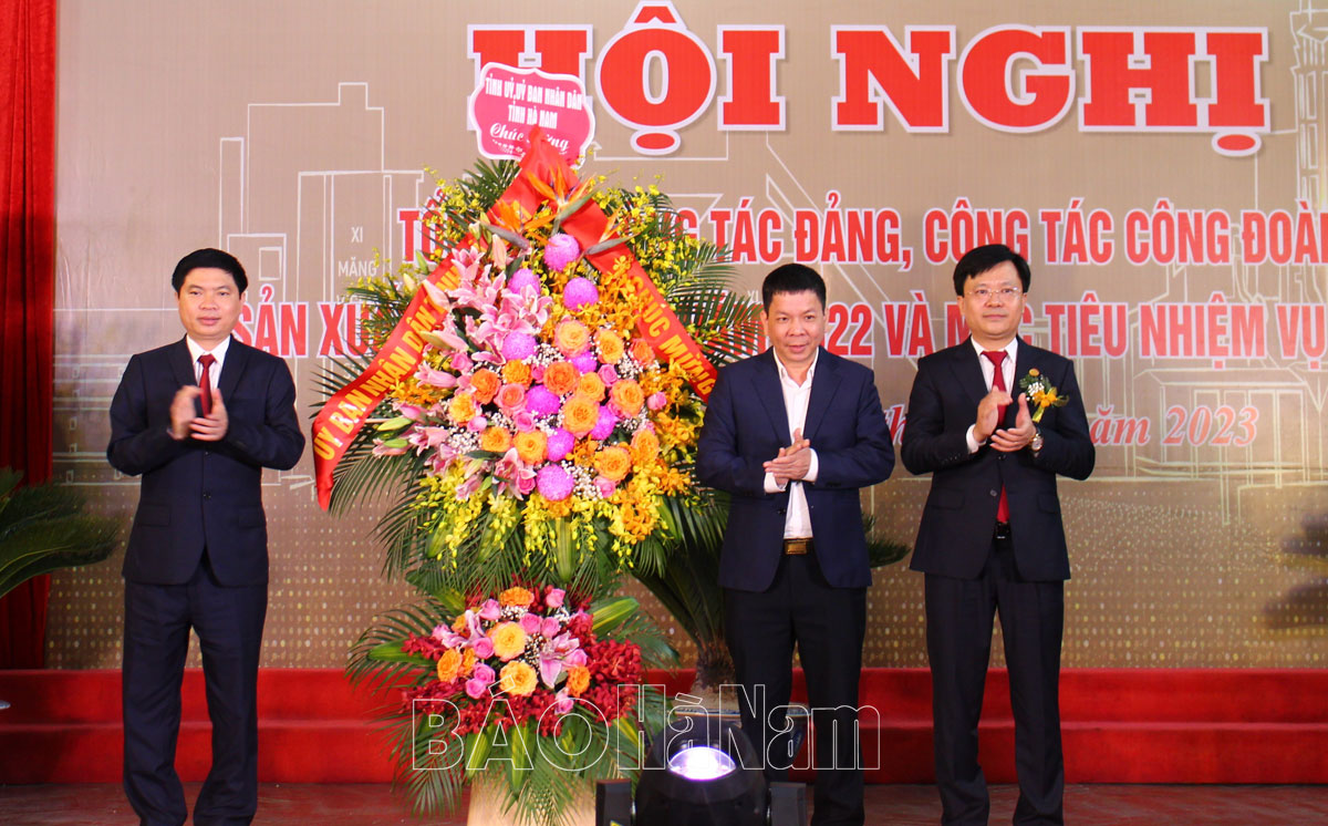 Đồng chí Trương Quốc Huy, Phó Bí thư Tỉnh uỷ, Chủ tịch UBND tỉnh, Trưởng đoàn Đại biểu Quốc hội tỉnh tặng hoa chúc mừng Công ty Cổ phần Xi măng Vicem Bút Sơn tại hội nghị.