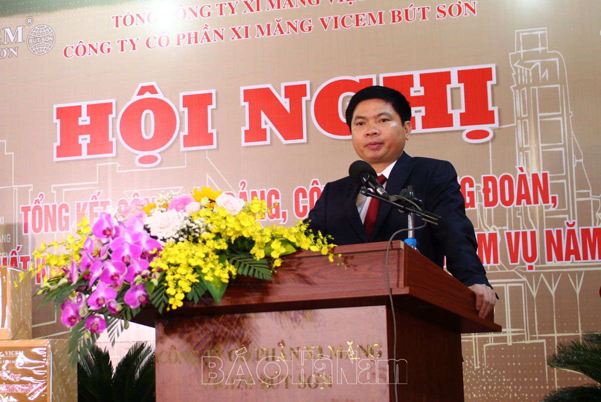 Đồng chí Trương Quốc Huy, Phó Bí thư Tỉnh uỷ, Chủ tịch UBND tỉnh, Trưởng đoàn Đại biểu Quốc hội tỉnh phát biểu tại hội nghị.