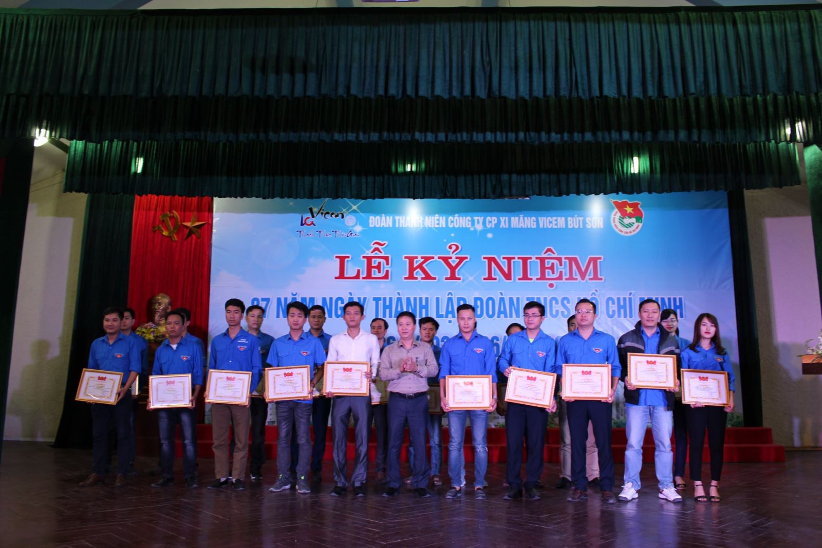 120 nam nganh xi mang nguoi vicem viet khuc trang ca