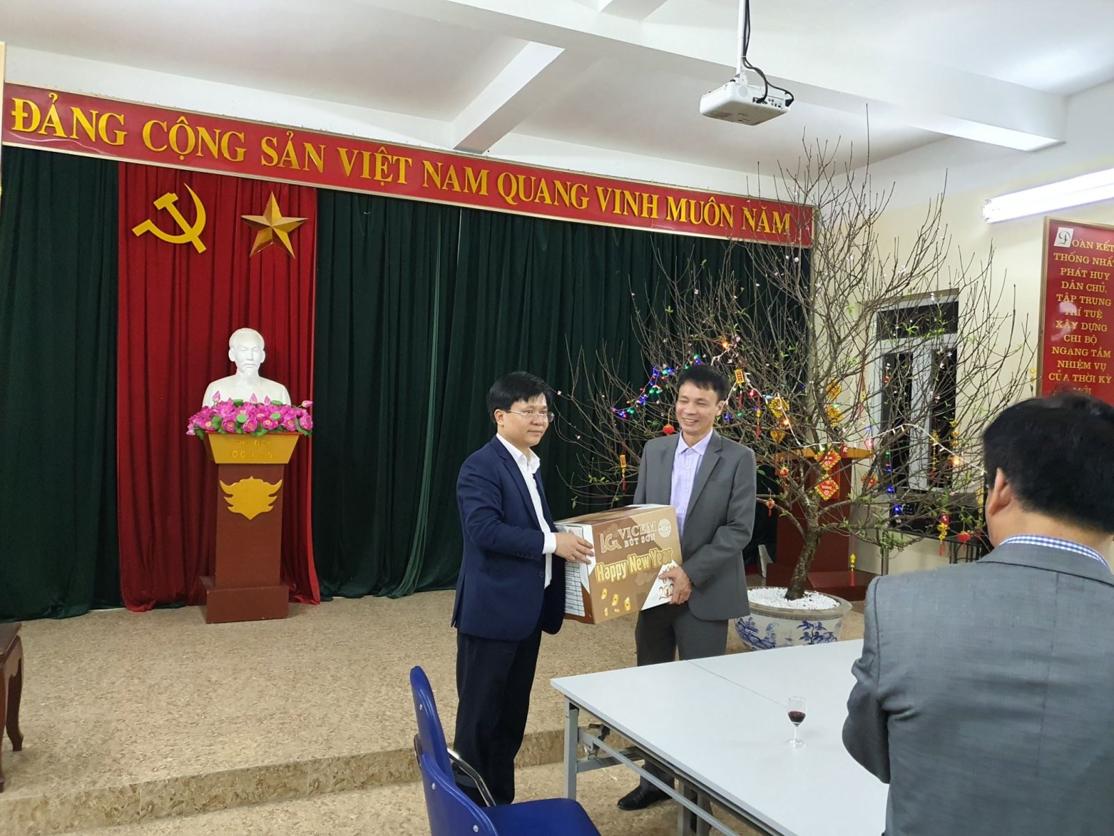 120 nam nganh xi mang nguoi vicem viet khuc trang ca