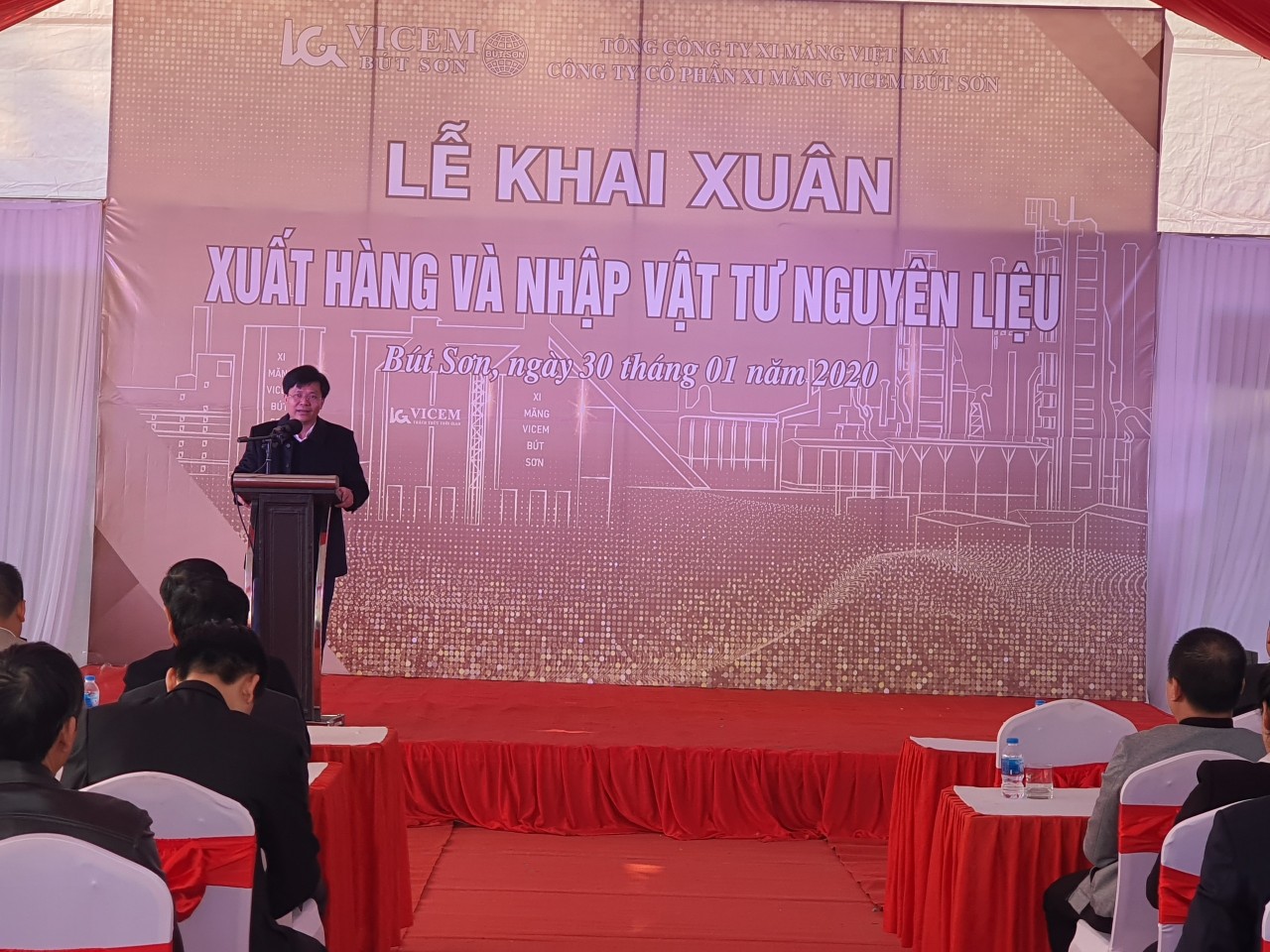 120 nam nganh xi mang nguoi vicem viet khuc trang ca