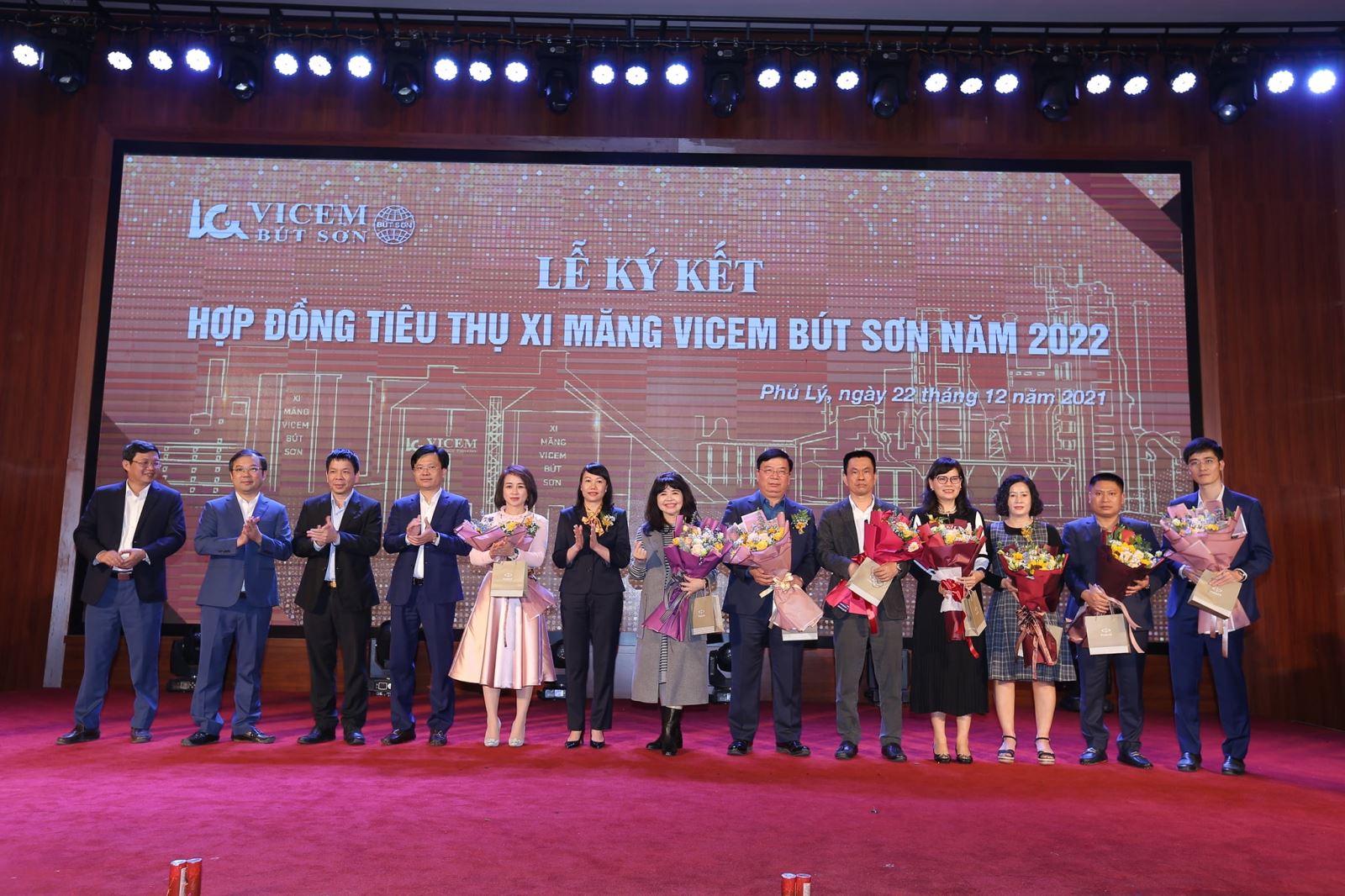 120 nam nganh xi mang nguoi vicem viet khuc trang ca